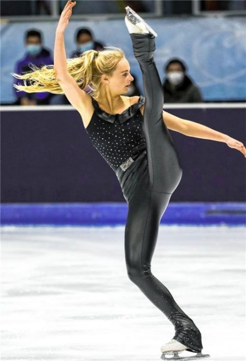 Die 16-jährige Eiskunstläuferin Eva Balduzzi vom SV Pang heimste bei der deutschen Meisterschaft eine Top-Zehn-Platzierung ein.Foto Hella Höppner