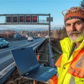 Im Blitzlichtgewitter auf der A8