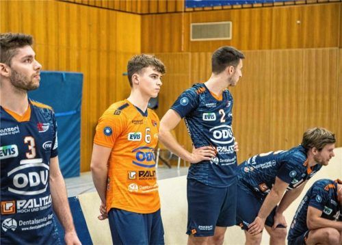 Die Gesichter sprechen Bände: Enttäuschung pur bei den Mühldorfer Volleyballern, die kein Rezept hatten gegen die Dominanz des TuS Kriftel.Foto Bartsch