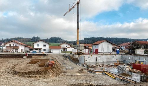 Die im Bau befindlichen Wohn- und Geschäftshäuser an der Hartseestraße waren Thema der Debatte im Gemeinderat. Foto Böck