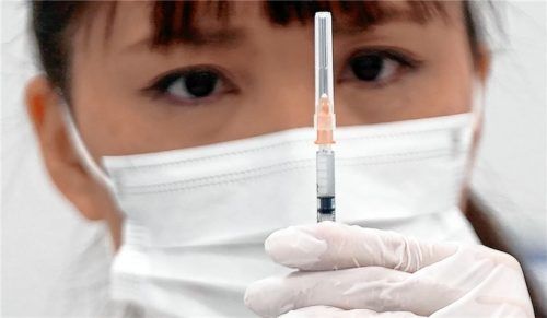 Die Impfung im Blick: Über 80 Prozent der Romed-Angestellten waren nach Angaben des Klinikverbundes Anfang Januar vollständig gegen Corona geimpft. Foto dpa