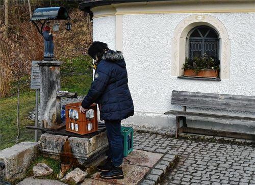 Die Leonhardsquelle fließt aus einem Brunnen, dessen Sockel aus Römerzeiten stammt. Jeder, der will, kann sich dort kostenlos sein Wasser zapfen. Votivtafeln und Holzkrücken zeugen in der benachbarten Kapelle von Heilungen durch das Quellwasser. Foto Schlecker