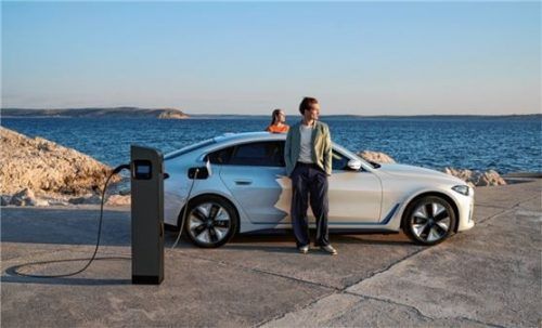Die neue Freiheit im vollelektrischen BMW i4 genießen – die Ladeinfrastruktur für den Ausflug ans Meer wird weiter ausgebaut. Foto BMW