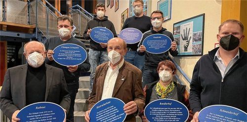 Die neuen Erklärschilder wurden stolz im Rahmen der jüngsten Gemeinderatssitzung präsentiert: (vorne von links) Bürgermeister Christian Glas, Ortsarchivar Peter Fenzl, Marianne Schönhuber und Ludwig Estner sowie (hinten von links) Helmut Hundhammer, Hans Plank, Florian Erb und Markus Löw. Foto Kirchner