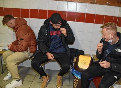 Die Sechziger-Akteure Christoph Fenninger, Joey Brenner und Luca Jesse (von links) beim Testen vor dem Training. Foto Franz Ruprecht