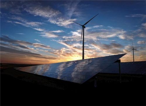 Die Solar- und Windkraft in der Region Rosenheim sinnvoll zu nutzen ist ein zentrales Thema für alle Mitglieder der im Jahr 2012 gegründeten Initiative Energiezukunft Rosenheim (ezro). Foto dpa