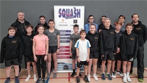 Die Trainer Rudi Rohrmüller (rechts) und John Thornton mit den Kaderspielern von Squash in Bayern.Foto privat