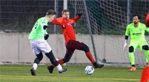 Die Traunsteiner Offensive um Kenan Smajlovic (links) machte der Wasserburger Defensive um Maxi Hain (Mitte) und Torhüter Dominic Zmugg (rechts) zu schaffen.