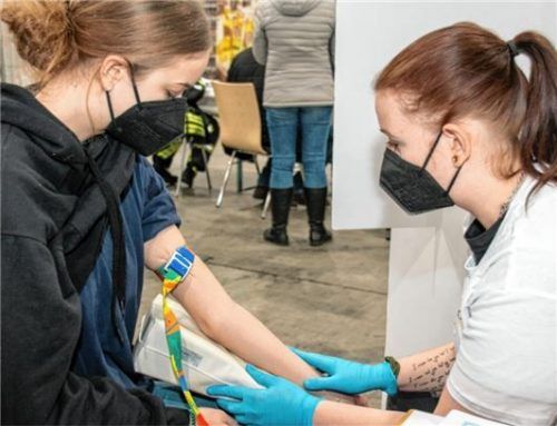 Die Typisierung: Alicia Egers (links) lässt sich von Sanitäterin Simone Oberweg Blut abnehmen.