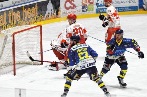 Die Waldkraiburger Angreifer Michal Popelka und Christian Neuert (rechts) wollen auch das dritte Spiel der laufenden Saison gegen den Tabellenführer aus Klostersee für sich entscheiden.Foto Paolo del Grosso