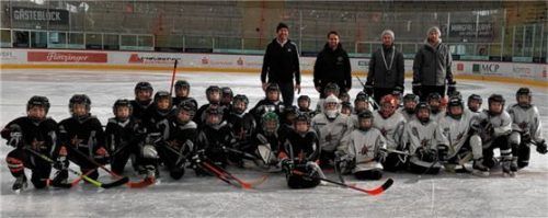 Die Zusammenarbeit geht weiter: (von links) Stefan Mayer, Geschäftsführer von HBW, Darwin Kuhn, Dominik Daxlberger, Maximilian Vollmayer und die Jüngsten der Starbulls Rosenheim.Foto Starbulls