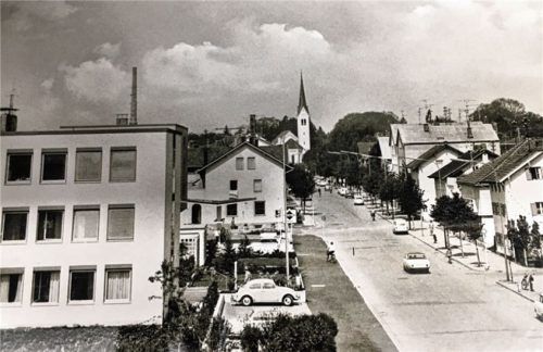 Diese Aufnahme entstand Ende der 60er-Jahre. Vorne links ist das alte Rathaus zu sehen, das 2013 abgerissen wurde. Foto heimatmuseum