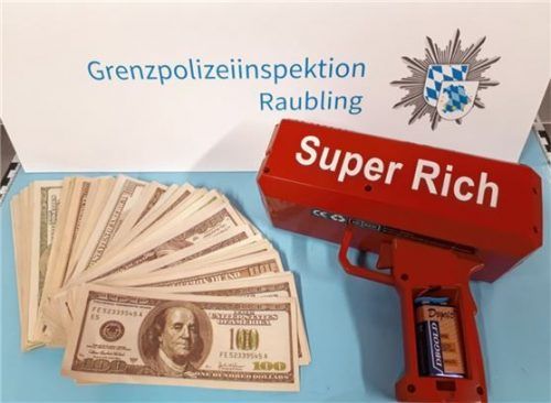 Diese falschen Dollar-Scheine sowie diese Geldscheinpistole hat die Polizei sichergestellt. Foto Grenzpolizei