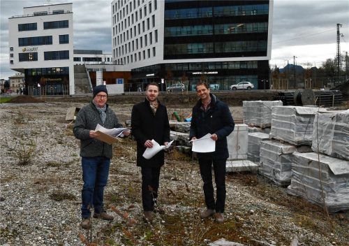 Diese Fläche im Bereich des nördlichen Bahnhofsareals hält die Stadt Rosenheim für den Neubau eines Regierungssitzes frei. Oberbürgermeister Andreas März, sein Stellvertreter Daniel Artmann und Wirtschaftsdezernent Thomas Bugl (von rechts) haben sich erst dieser Tage wieder auf dem Baufeld umgeschaut.Foto Schlecker