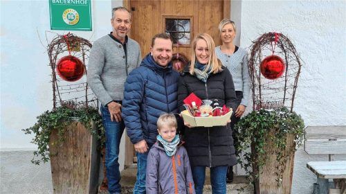 Eduard (links) und Sandra Wierer (rechts) begrüßen Sirko, Lukas und Elisabeth auf dem Hanznhof. Foto Hötzelsperger