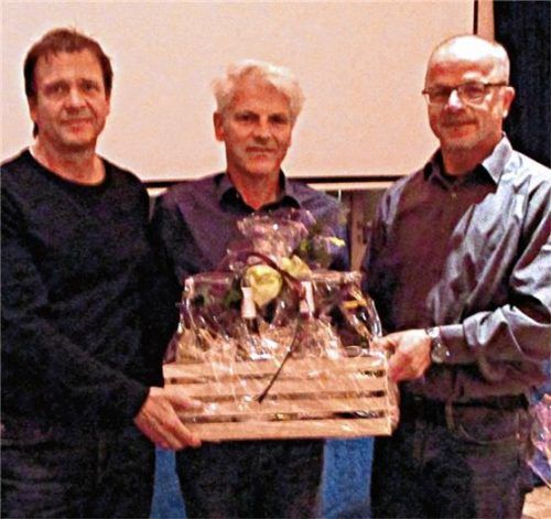Ein Präsent zum Abschied: Zweiter Vorsitzender Sepp Liebl (links) und Vorsitzender Klaus Jordan (rechts) bedanken sich beim scheidenden Schatzmeister Herbert Ostarek für sein langjähriges Engagement. Foto re