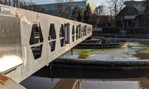 Ein Schwenkkrangalgen ermöglicht die Arbeit in den Belebungsbecken einer Kläranlage. Er ist schwer, ein Umsetzen an andere Becken sehr aufwendig.