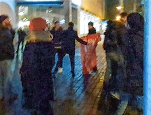 Ein Video dokumentiert, wie ein „Spaziergänger“ die Fahne eines Jusos mitreißt. Foto re