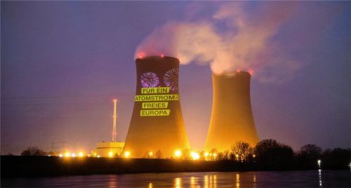 Eine Projektion der Umweltschutzorganisation Greenpeace erstrahlt auf dem Atomkraftwerk Grohnde. Nach rund36 Jahren ging das Kernkraftwerk Grohnde am 31. Dezember 2021 endgültig vom Netz. Foto dpa