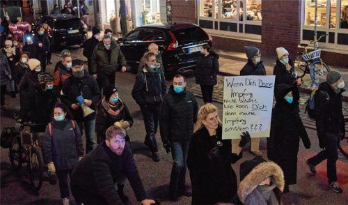 Eine Teilnehmerin einer Demonstration gegen die Corona-Maßnahmen hält ein Transparent mit der Aufschrift „Wenn Dich Deine Impfung nicht schützt, wie kann Dich dann meine Impfung schützen?“ Foto dpa