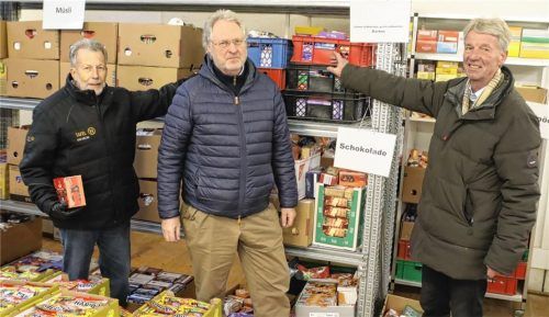 Eine Zusage, die Freude auslöste: Dr Ernst Böhm (Bildmitte), Geschäftsführer der B&O-Gruppe, versprach bei einem Ortstermin mit Altbürgermeister Felix Schwaller (rechts) und Tafelleiter Dr. Stefan Stöckel im Lager der Bad Aiblinger Tafel, dass diese die Räumlichkeiten auch weiter kostenlos nutzen darf.Foto Hadersbeck