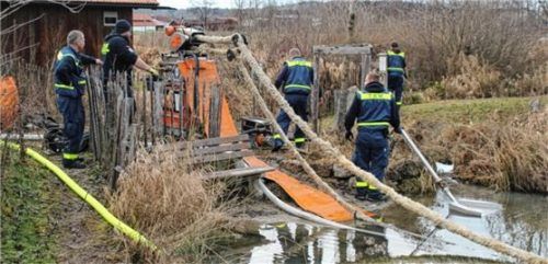Einsatzkräfte des Technischen Hilfswerks versuchen per Ölsperre, weiteres Eindringen des Öls in die Gewässer zu verhindern. Foto Reisner