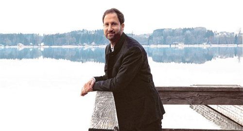 Erholungspause am Simssee: Christoph Vodermaier kennt sein Amt nur unter den Bedingungen der Pandemie. Immerhin seien die Corona-Maßnahmen der Gemeinde „erfolgreich“ gewesen, meint der Bürgermeister. Foto re