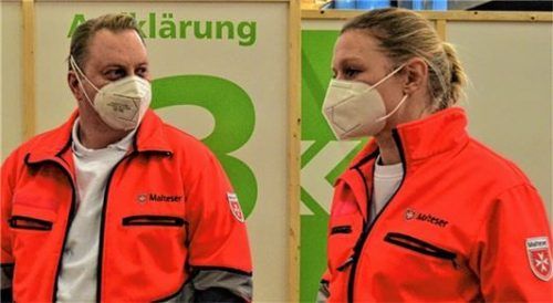 Ernst Schütz und Birgit Lotter, Medizinisches Leitungsteam im Impfzentrum Rosenheim, blicken auf das vergangene Impfjahr zurück. Foto Malteser
