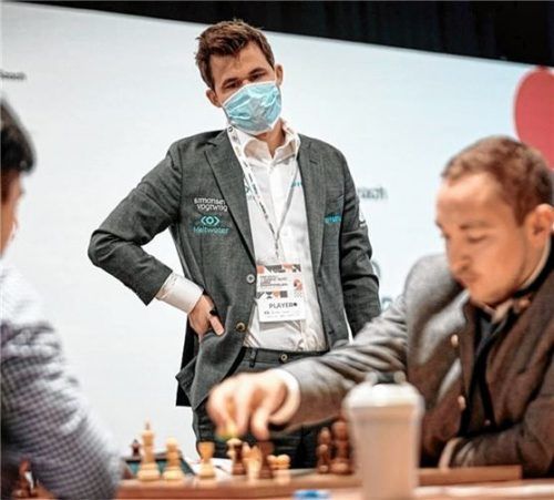 Ex-Weltmeister Magnus Carlsen als interessierter Beobachter einer Partie von Max Berchtenbreiter. Foto Fidel.com/oleksiewicz
