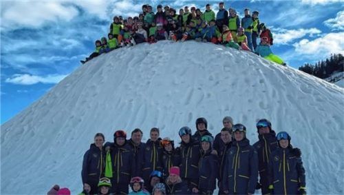 Fahranfänger und Geübte: Der SV Riedering verzeichnet einen Teilnehmer-Rekord bei seinen diesjährigen Skikursen. Foto re