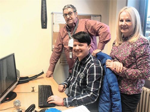 Fasste beruflich Fuß: Dominik Liedl, unterstützt von seinem Chef, dem Griesstätter Bürgermeister Robert Aßmus, und seiner Mutter Marion. Im März geht es nach zwei Jahren in der Griesstätter Verwaltung zum Landratsamt München. Foto Duczek