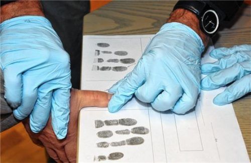 Fingerabdrücke auf einer Verpackung von Drogen hatten einen 33-jährigen Nigerianer vor Gericht gebracht. Foto dpa