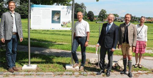 Geld für die Kultur: Projekte wie die Aufarbeitung von römischen Funden rund um Aschau wurden bereits durch die LAG gefördert. Das Archivfoto zeigt Bürgermeister Simon Frank, Thomas Kamm (Bürgermeister der Gemeinde Siegsdorf, Erster Vorsitzender der Leader-LAG Chiemgauer Alpen), Sebastian Wittmoser (Leader-Koordinator Oberbayern-Süd), Herbert Reiter (Leiter der Tourist-Information Aschau) und Corinna Spieth-Hölzl (Kulturreferentin Aschau). Foto Rehberg