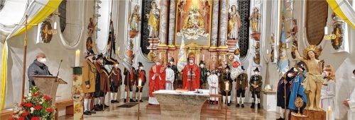 Gelebtes Brauchtum: Seit 30 Jahren feiern Gebirgsschützen den Gottesdienst in der Kirche „Heilig Blut“. Foto Gaby Saal
