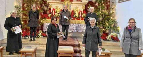 Gemeindeleiterin Ursula Stacheder (hinten, links) mit den geehrten Sängerinnen und Sängern: Dr. Eckart Steinberger (Zweiter von links) und Sieglinde Fuihl sowie (vorne, von links) Regina Rieder, Marianne Bauer, Rita Aicher und Chorleiterin Liesi Huber. Foto  Hötzelsperger