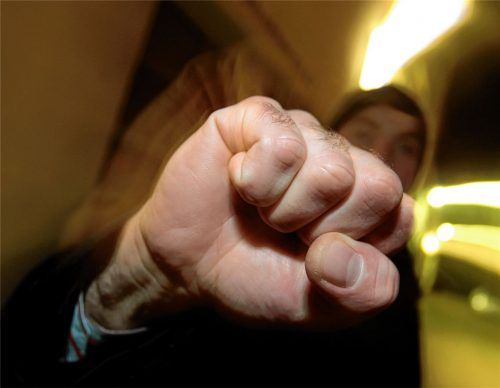 Gemeinsam mit zwei anderen Männern hatte ein 28-Jähriger im September 2018 drei Personen am Bahnhof in Bad Aibling verprügelt. Foto dpa