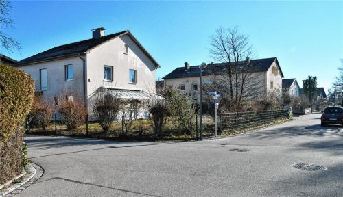 Genau in der Kreuzung Ahornweg/Buchenweg soll die Zufahrt zu einem geplanten Vierspänner erfolgen. Die Gemeinde sagt Nein, das Landratsamt kündigt an, zu überstimmen. Die Gemeinde schließt jegliche Haftung aus. Foto Schlecker