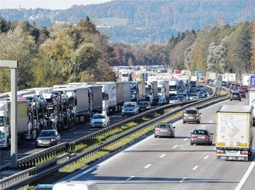 Gewohntes Bild an Tagen der Lkw-Blockabfertigung: lange Staus auf der A8 in Richtung Süden. Fotos dpa