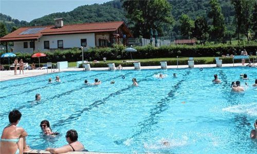 Große Ausgaben kommen 2022 auf Nußdorf zu. Dazu zählt beispielsweise die Sanierung des Freibades (Archivfoto). Es sollen unter anderem die Fliesen eines Beckens erneuert werden.Foto Steffenhagen