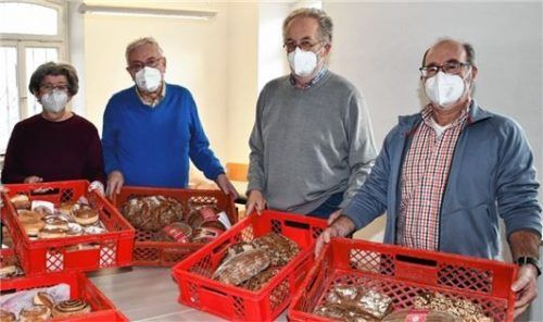 Helfen zusammen: (von links) Annemarie Denavs, Roland Reich, Ernst Kirchhoff und Alfred Birkinger. Nicht auf dem Bild: Petra und Christof Bauer.Fotos Schlecker