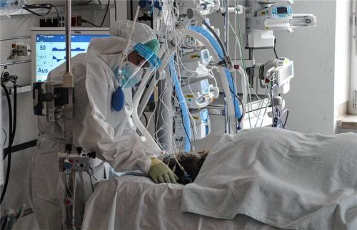 Hinein in den Ausstieg? Auf den Intensivstationen (hier im Romed-Klinikum Rosenheim) wird sich entscheiden, welche Wirkung die fünfte Corona-Welle entfaltet. Foto  Hadersbeck