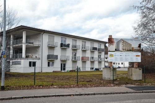 Hinter diesem Wohnheim für Klinik-Mitarbeiter an der Eugen-Rosner-Straße wird der Landkreis Traunstein weiteren Wohnraum, primär für die Angestellten des Krankenhauses, schaffen. In einem ersten Schritt sind 48 Wohnungen vorgesehen, in einem zweiten 38. Foto Eichstädter