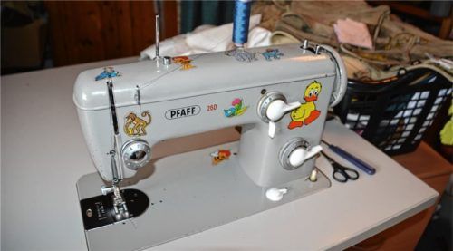 Ihr Großvater hat der Kolbermoorerin diese gebrauchte Nähmaschine geschenkt, als sie 16 Jahre alt war.