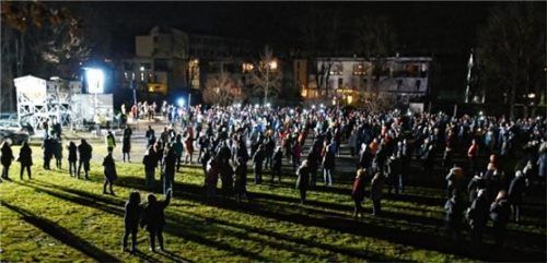 Im Mangfallpark Süd hat sich die Initiative „Rosenheimer Mahnwache“ gegen die Corona-Politik von Bund und Ländern ausgesprochen.