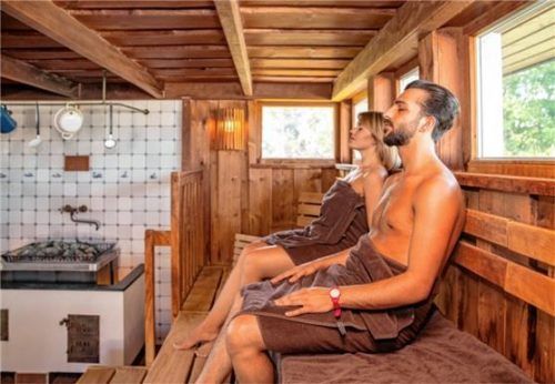 In einer Sauna-Landschaft perlt der Stress förmlich von einem ab. Foto djd/Kurverein Neuharlingersiel/Martin Stöver