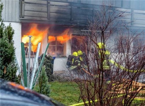 In Vollbrand fanden die Einsatzkräfte der Feuerwehr das Erdgeschoss des Mehrfamilienhauses vor.Foto lamminger