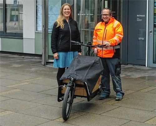 Kolbermoors Mobilitätsmanagerin Veronika Winkler übergibt das Lastenfahrrad an Markus Heimbuchner vom städtischen Bauhof. Foto Stadtmarketing