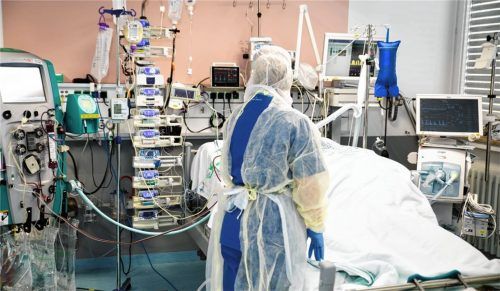Leise Hoffnung auf Entspannung in den nächsten Monaten: Pflegekraft auf der Romed-Intensivstation mit einem Patienten, der auf Dialyse angewiesen ist. Foto Hausner/Romed-Kliniken