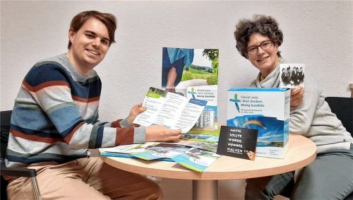 Leonhard Sedlbauer, Vorsitzender des Stadtkirchenrats, und Pastoralreferentin Martina Mauder bei der Sichtung der Werbematerialien.Foto Sedlbauer