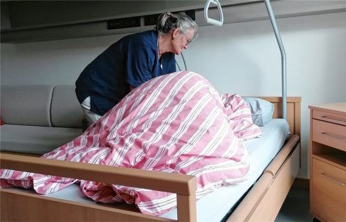 Liebevolle Fürsorge bis zum Ende: Eine Hospiz-Mitarbeiterin betreut einen Gast. Foto re